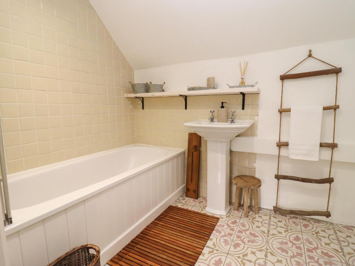 Hobbes Cottage Малмсбъри Екстериор снимка